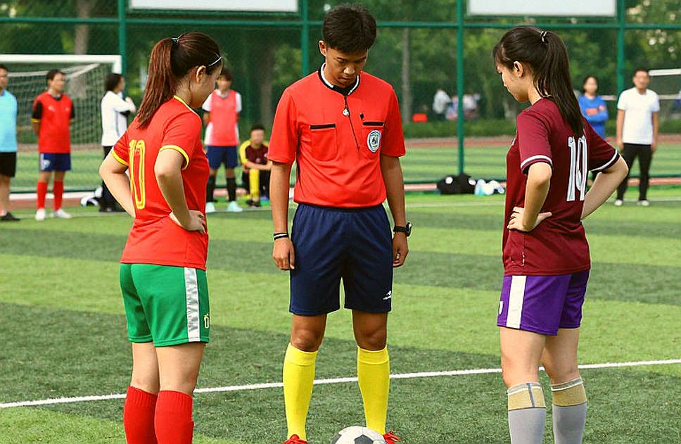Khi một tờ vé số đội lốt bóng đá: Giải phẫu một vụ phân loại sai và cái giá của dòng dữ liệu bẩn
