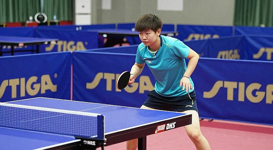 Một quả bóng đồ chơi, một cậu bé 10 tuổi và tầng cơ sở của bóng bàn Anh