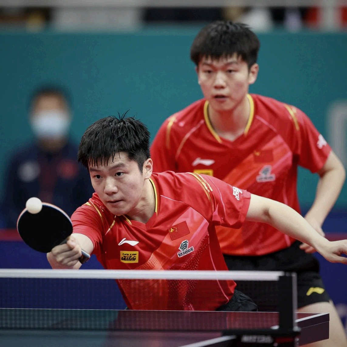 Một quả bóng đồ chơi, một cậu bé 10 tuổi và tầng cơ sở của bóng bàn Anh Một quả bóng đồ chơi, một cậu bé 10 tuổi và tầng cơ sở của bóng bàn Anh