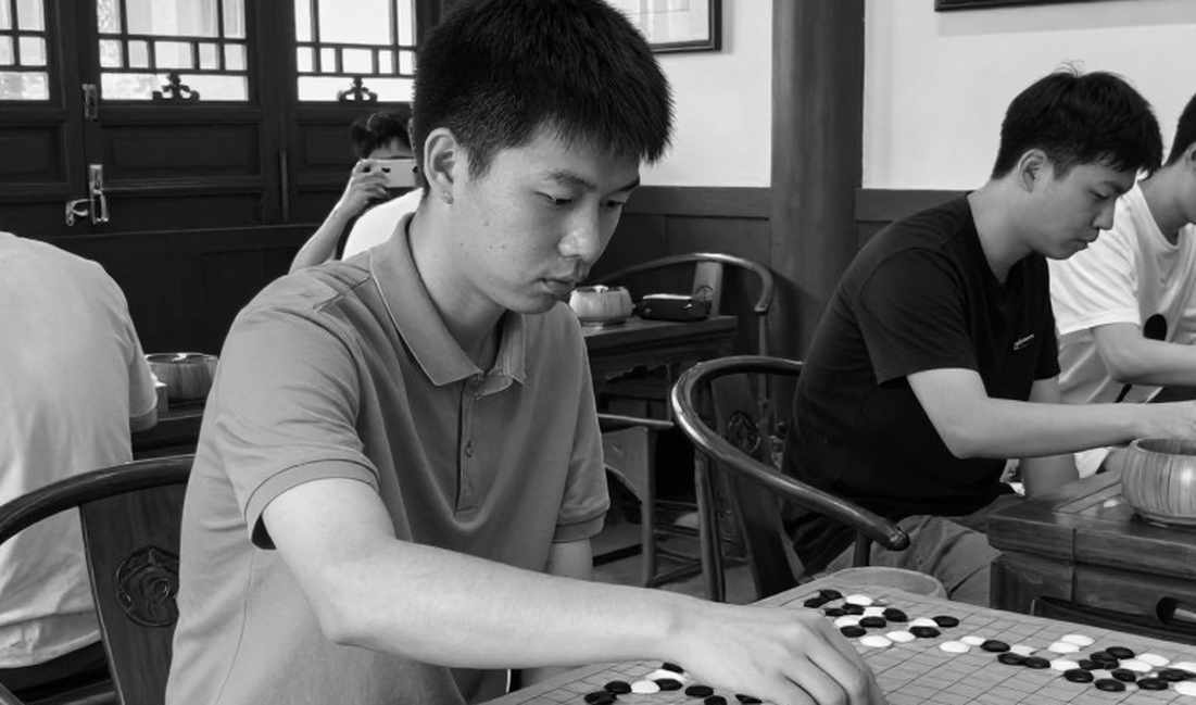 Khai cuộc Scotland, Kasparov năm 2026 và cái tên không có trên bảng xếp hạng FIDE