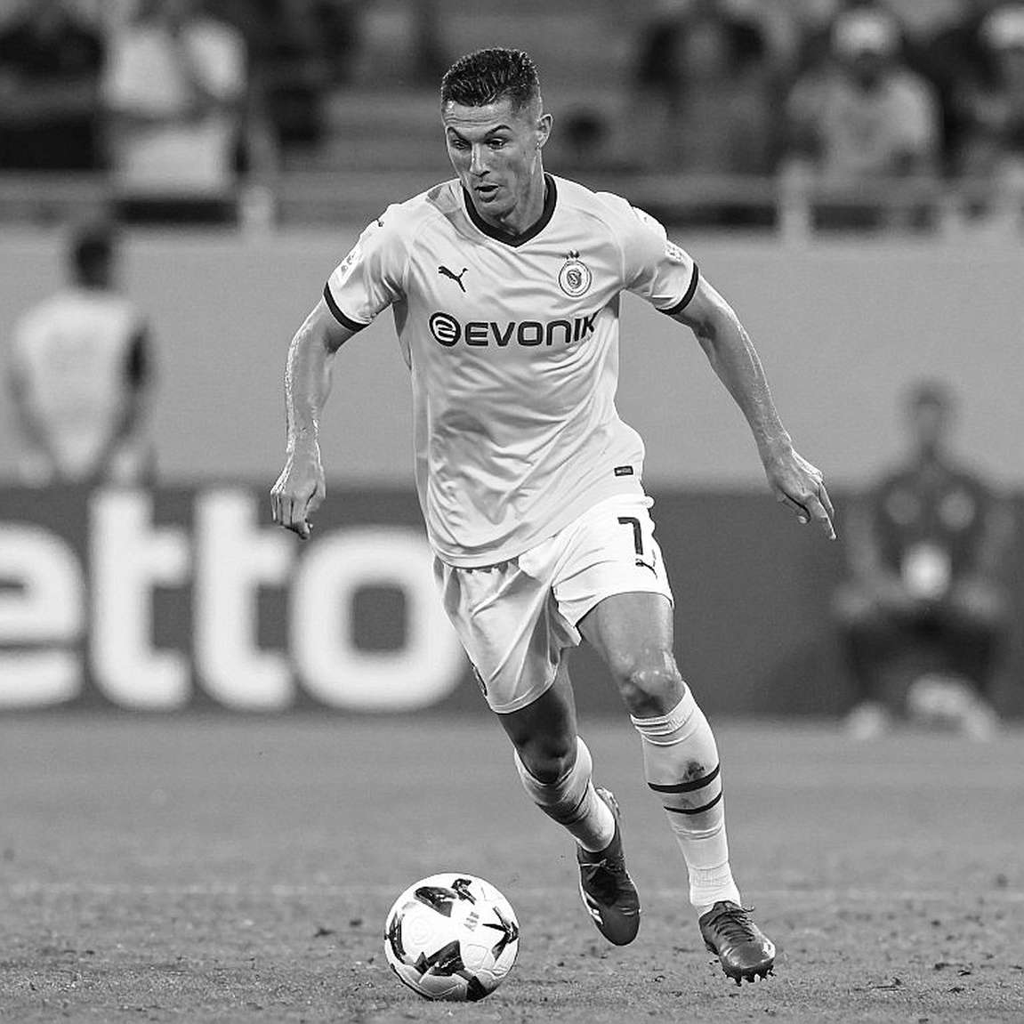 Ronaldo rời trại tập trung Bồ Đào Nha: Instagram liên đoàn mất hơn 1,1 triệu người theo dõi trong 36 giờ