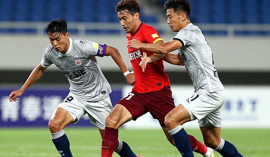 Phút 78 trên sân Đồng Nai: hai cú đá sau lưng, một thẻ vàng, và bản thông cáo phát đi trước khi dư luận kịp nóng Phút 78 trên sân Đồng Nai: hai cú đá sau lưng, một thẻ vàng, và bản thông cáo phát đi trước khi dư luận kịp nóng