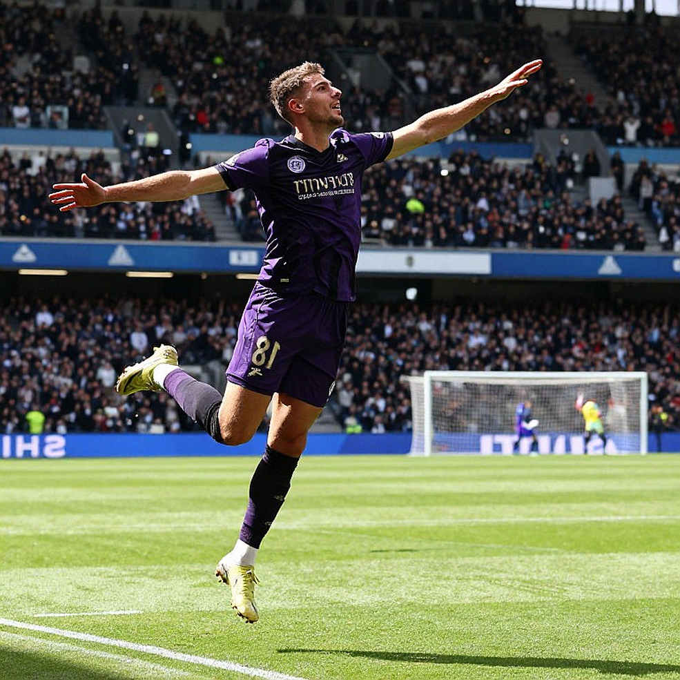 Người gác đền khép cửa trong im lặng: Matz Sels và bài thơ dang dở nơi khung thành nước Bỉ