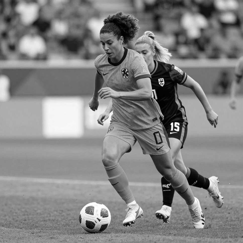 From a 600-million-VND SUV to an injury-time header: Nguyen Xuan Son and Vietnam football's perfect week